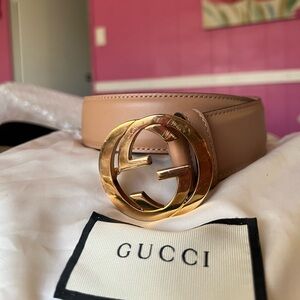 GUCCI
Camelia Smooth Leather Interlocking G Belt Size 85/34